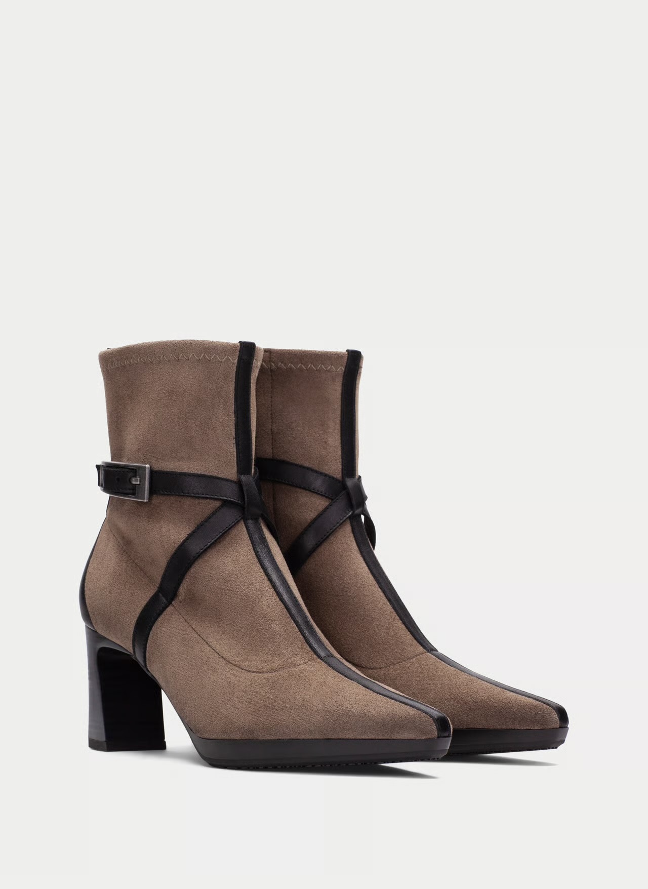 Botim Hispanitas BHI265087 Taupe Botins de senhora nobuck bege com apontamentos em pele preta e salto alto.