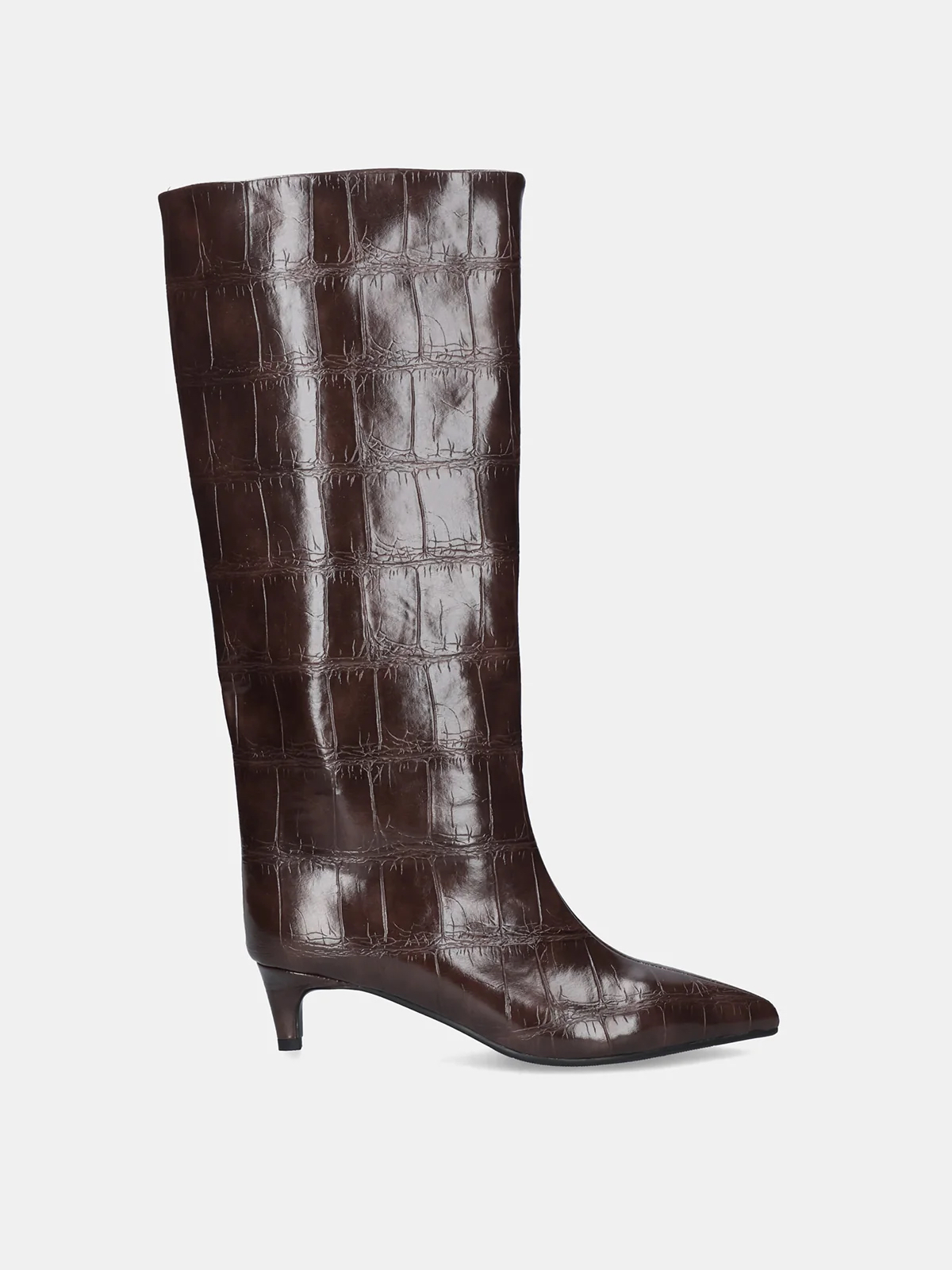 Bota Cano Alto Exé W0955-R7978 Brown Bota feminina castanha cano alto com padrão de pele de crocodilo.