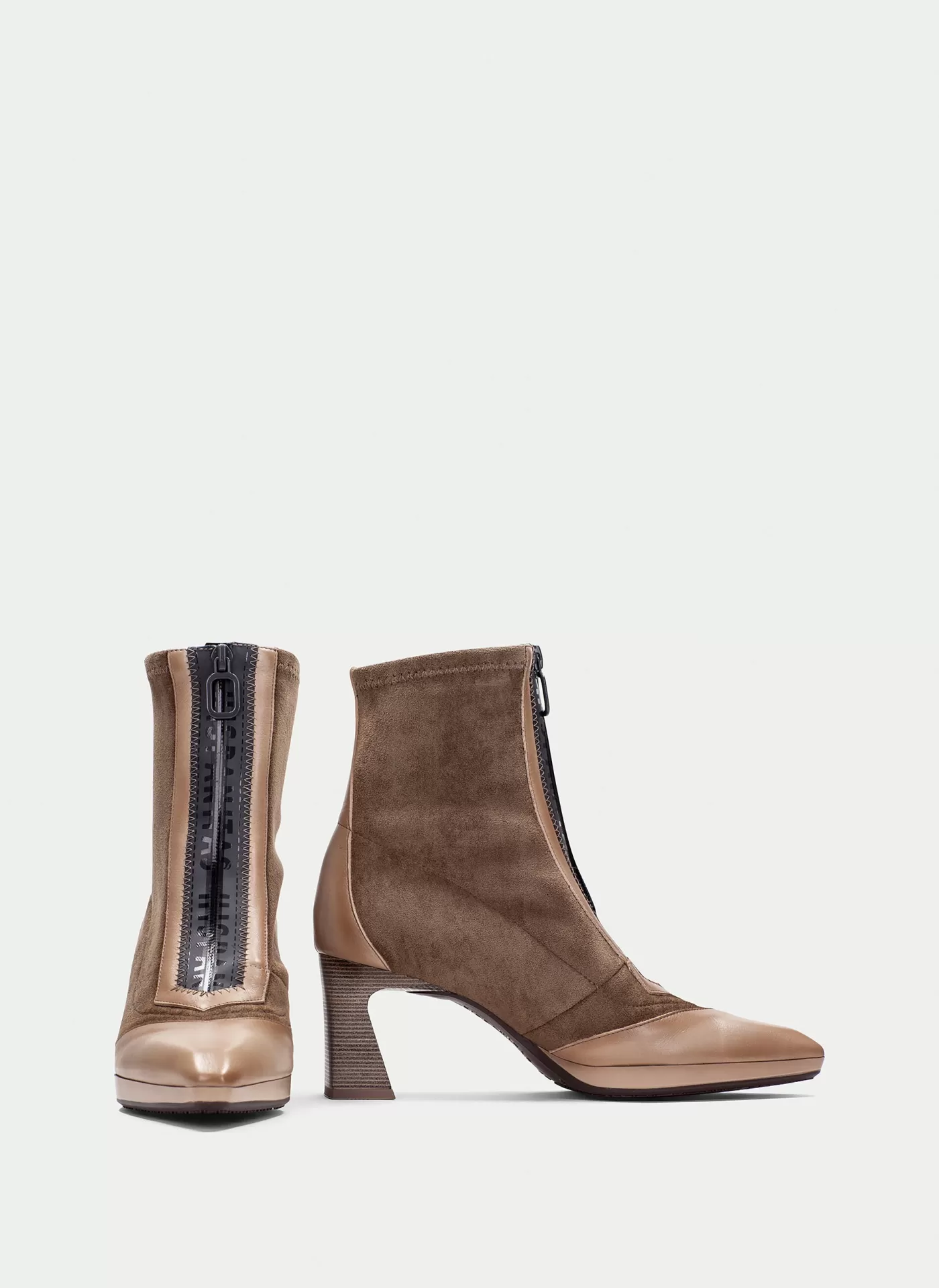 Botim Hispanitas HV254186 Taupe botins castanhos com detalhes em pele bege e fecho frontal