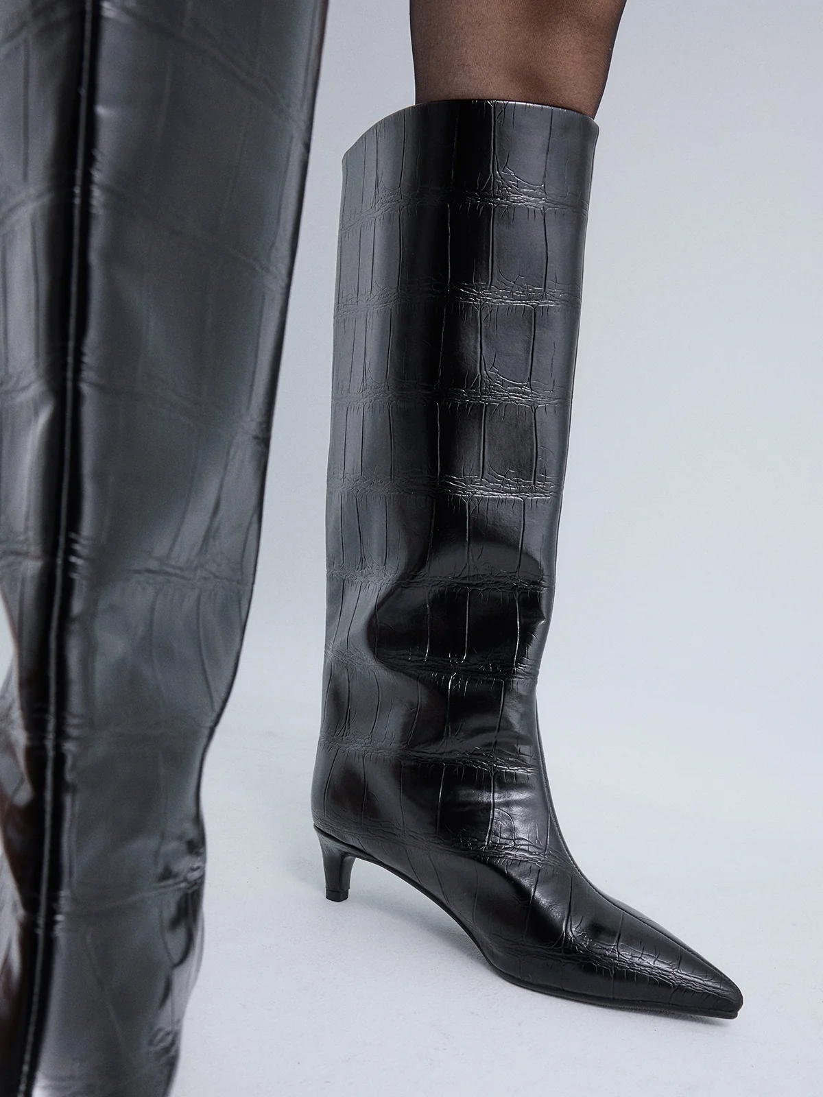 Bota Cano Alto Exé W0955-R7978 Black Botas pretas de cano alto com padrão crocodilo e salto médio