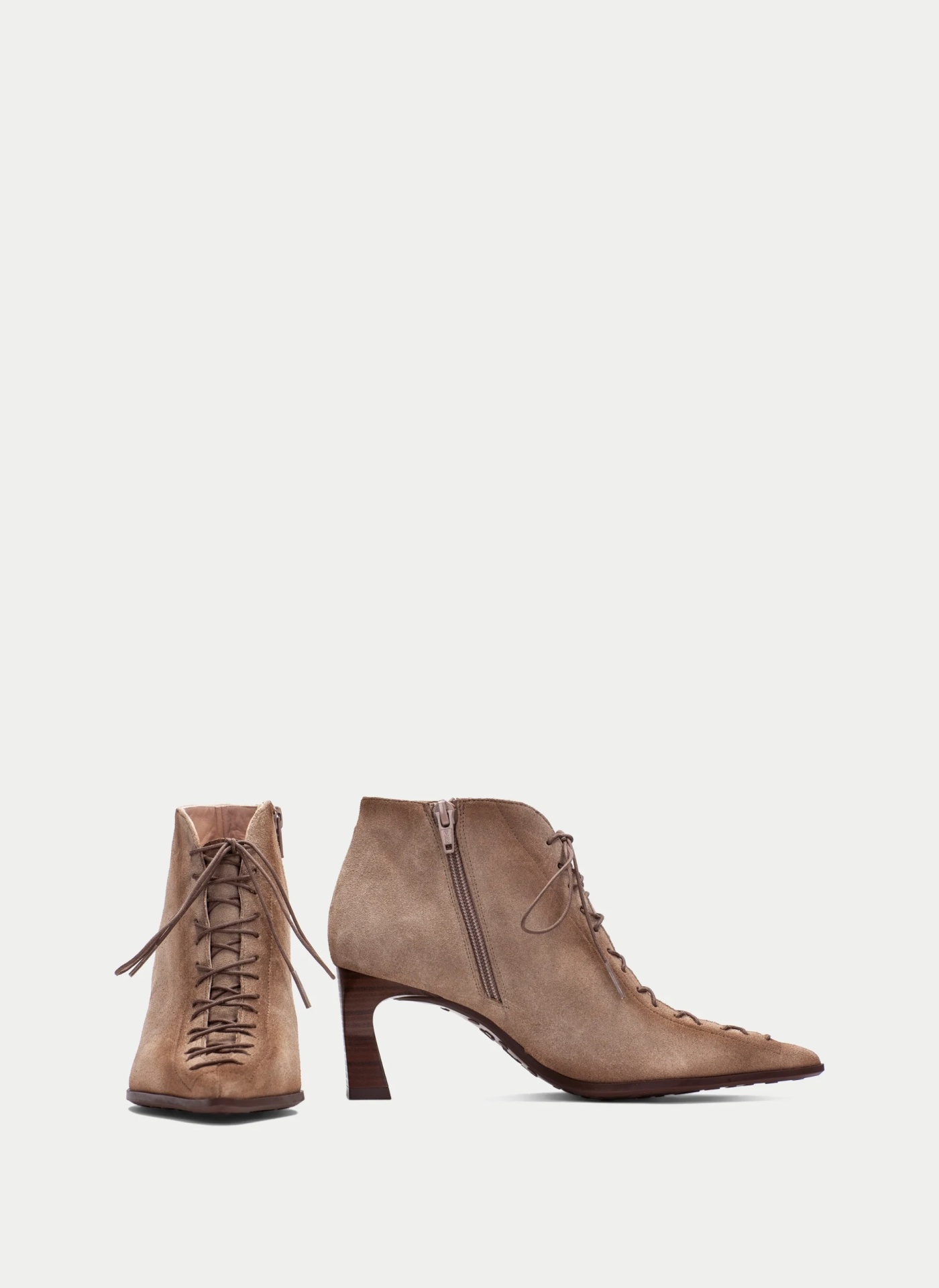 Botim Hispanitas HI264960 Taupe Botins de senhora em camurça castanha clara com atacadores e salto em bloco.