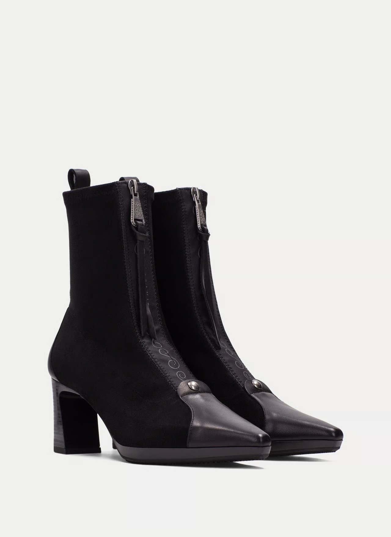 Botim Hispanitas HI265085 Black Botas pretas de salto quadrado com fecho frontal e detalhes metálicos