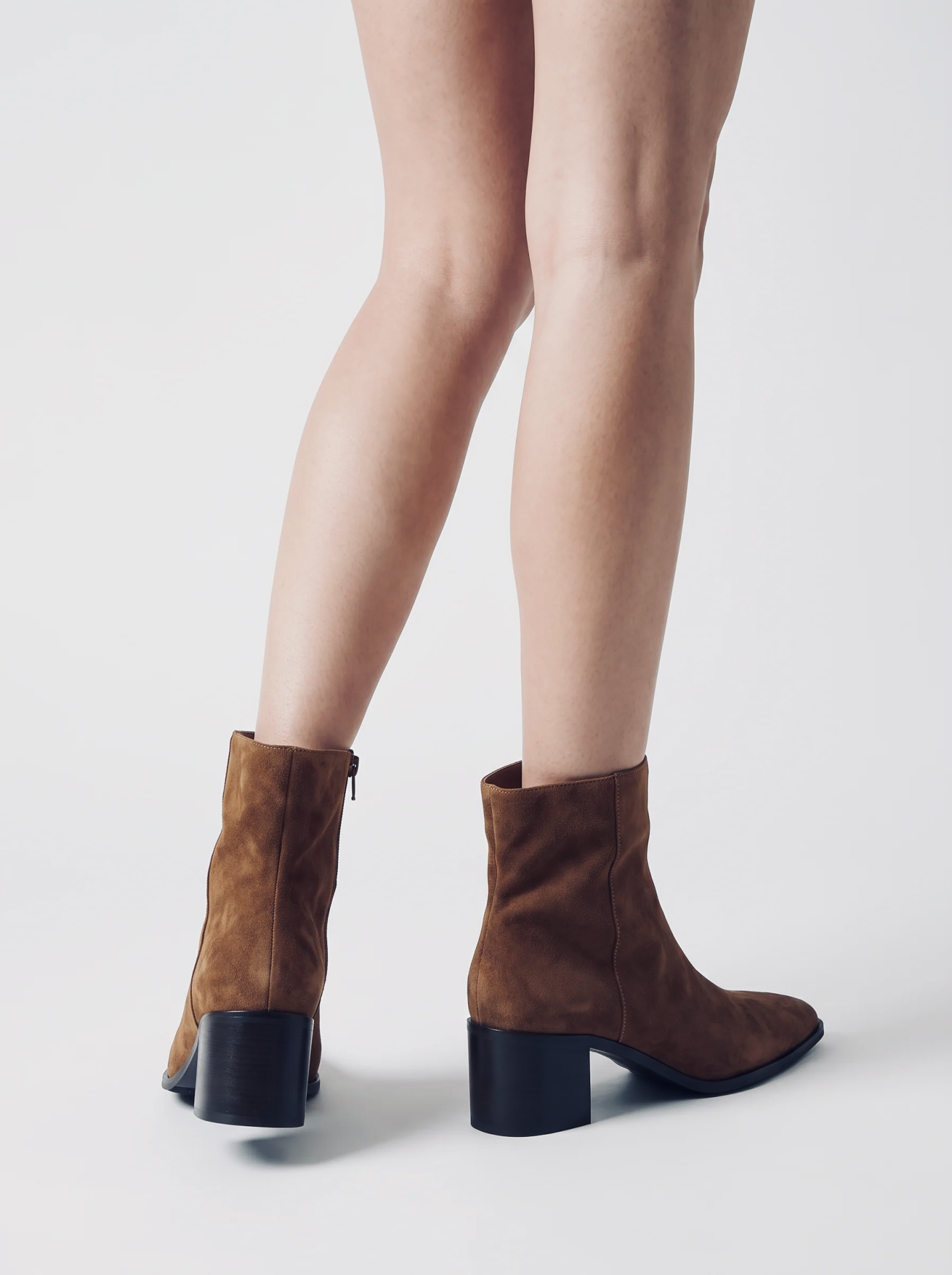 Botim ABF-97 ZY24135-1 Coffee Suede Botas castanhas em camurça com salto grosso preto vista traseira