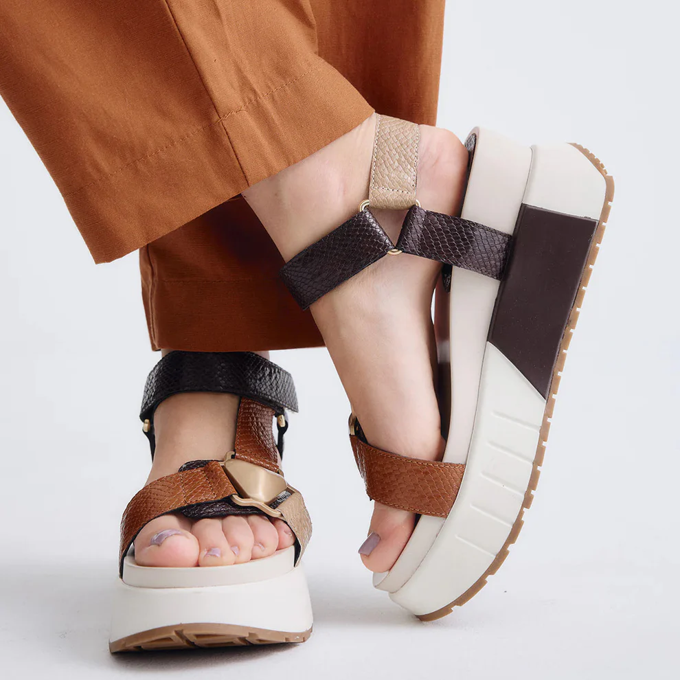 Sandálias Exé Olivia.934 Brown/Tan Sandálias plataforma de senhora tricolores em fundo branco