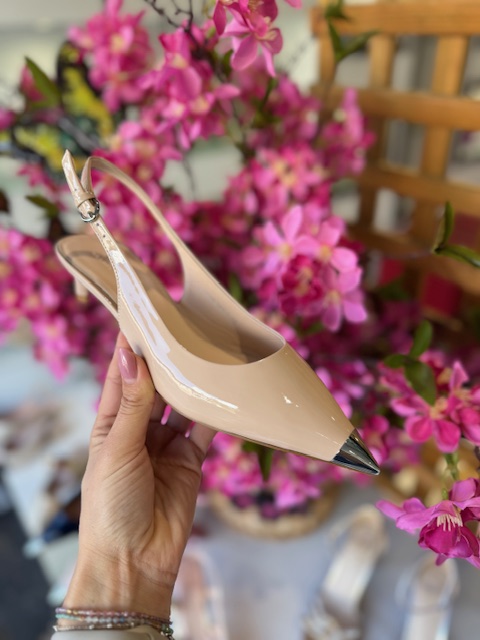 Sapatos ABF-97 V1339-263-3 Nude Sapato feminino nude em verniz com ponta metálica e flores cor-de-rosa ao fundo