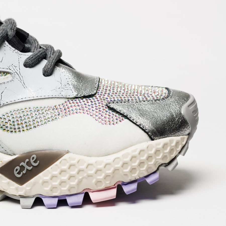 Sapatilhas Exé 3020-8A Silver White Detalhe da parte frontal de ténis branco e prata com strass e sola texturizada