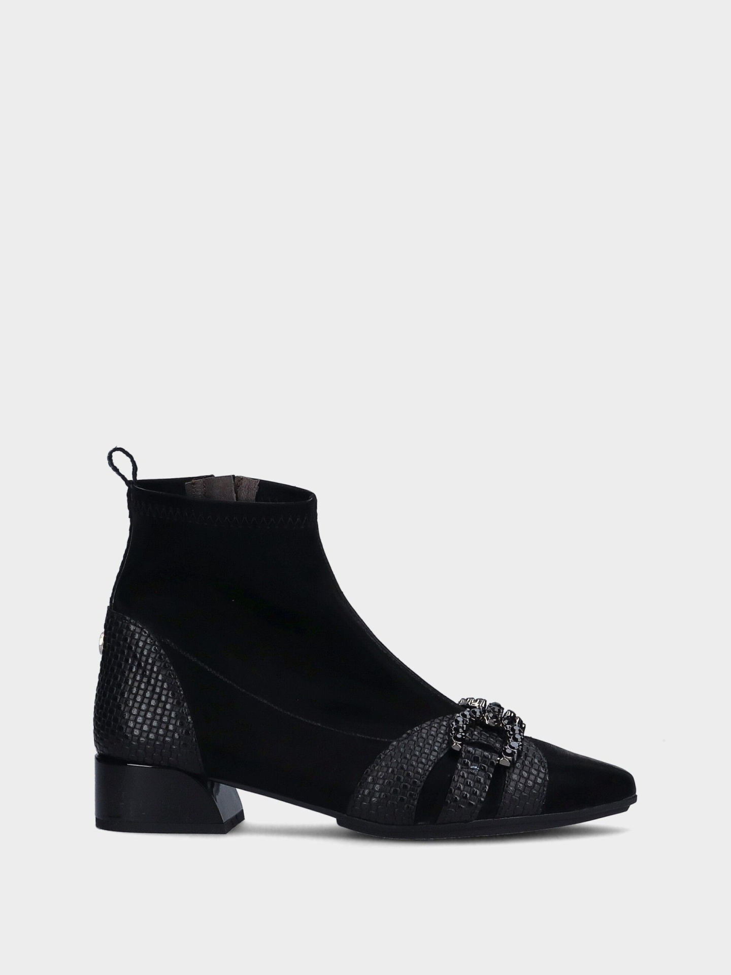 Botim MLV Lidia.44 Black Bota preta de salto baixo com detalhes texturizados e fivela decorativa