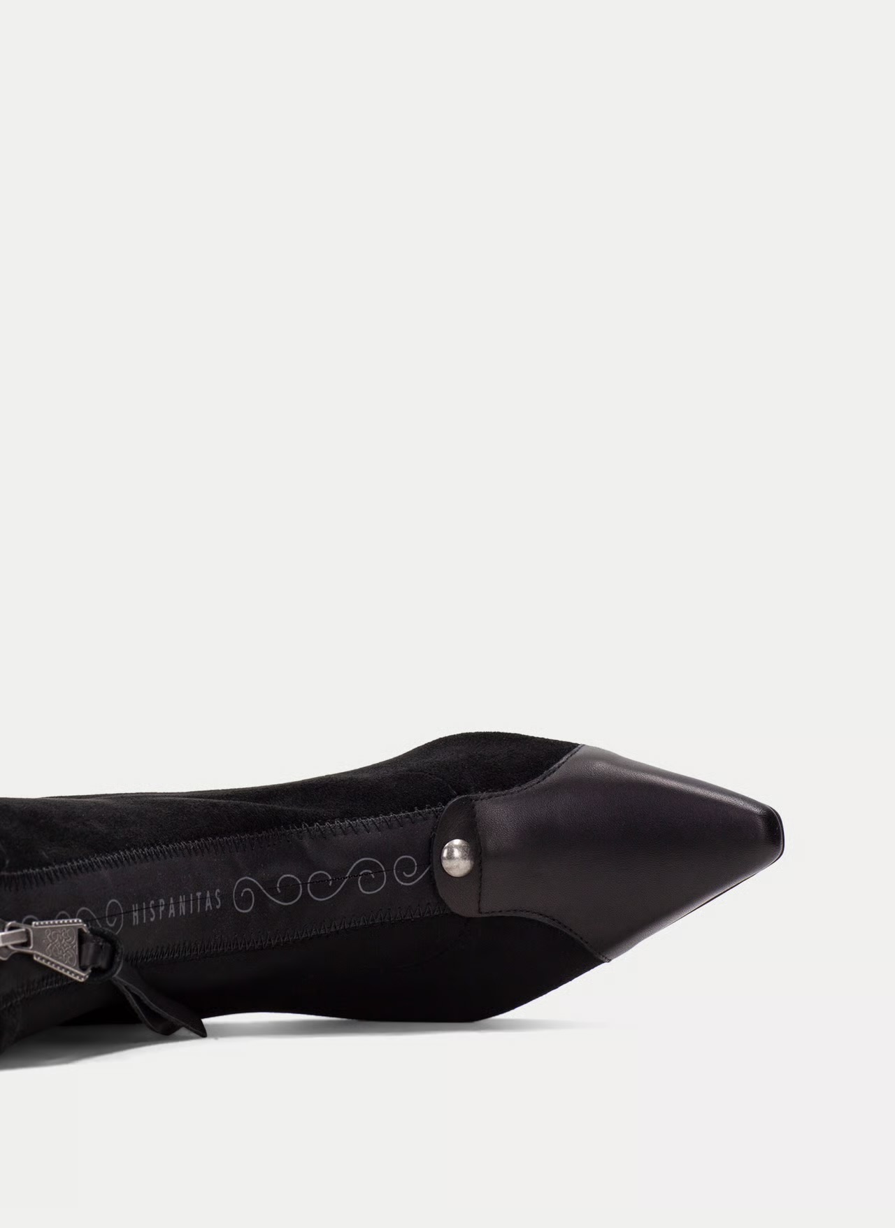 Botim Hispanitas HI265085 Black Sapatilha preta com biqueira fina em couro e corpo em camurça