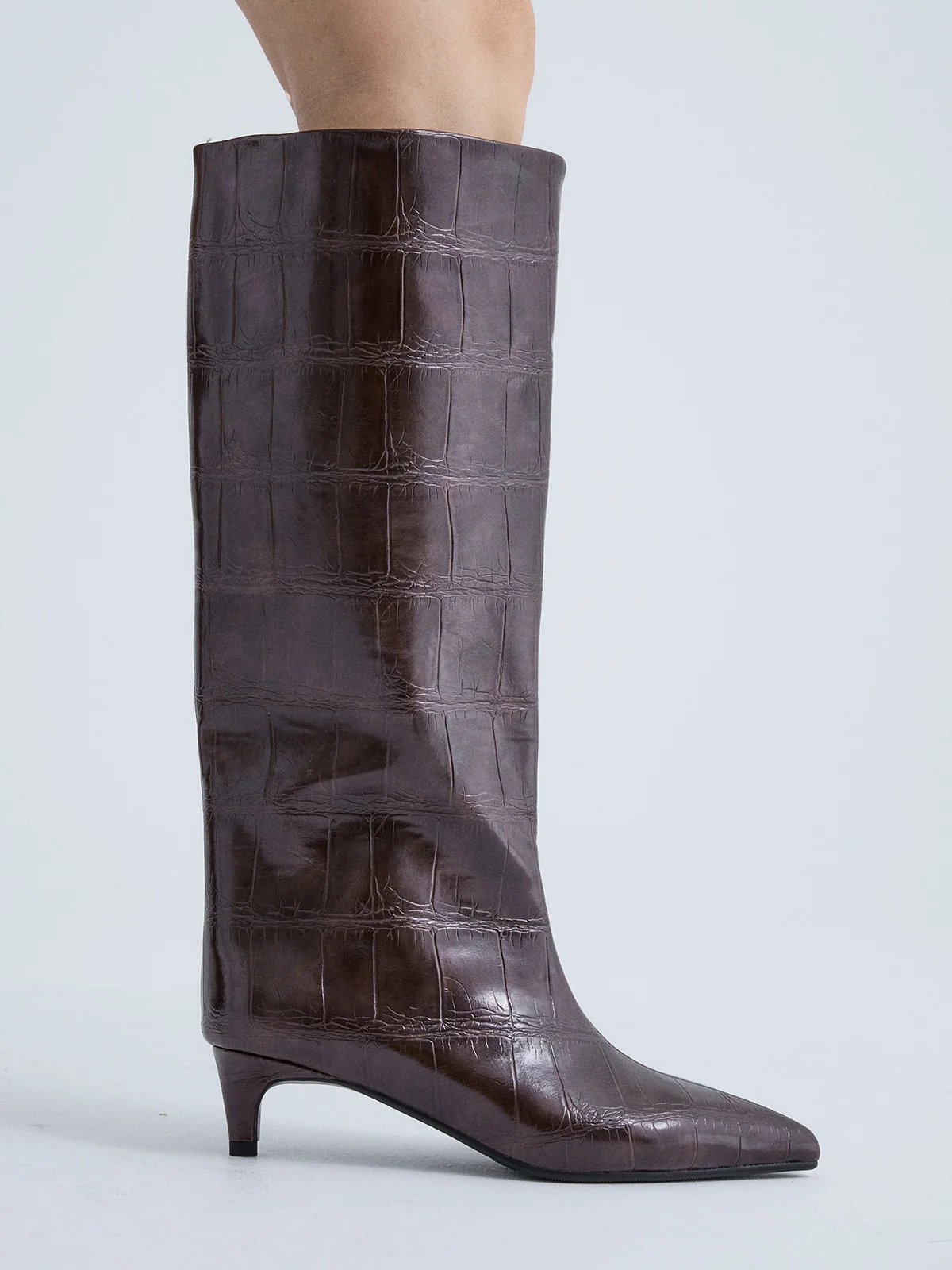 Bota Cano Alto Exé W0955-R7978 Brown Bota feminina castanha padrão croco com salto baixo