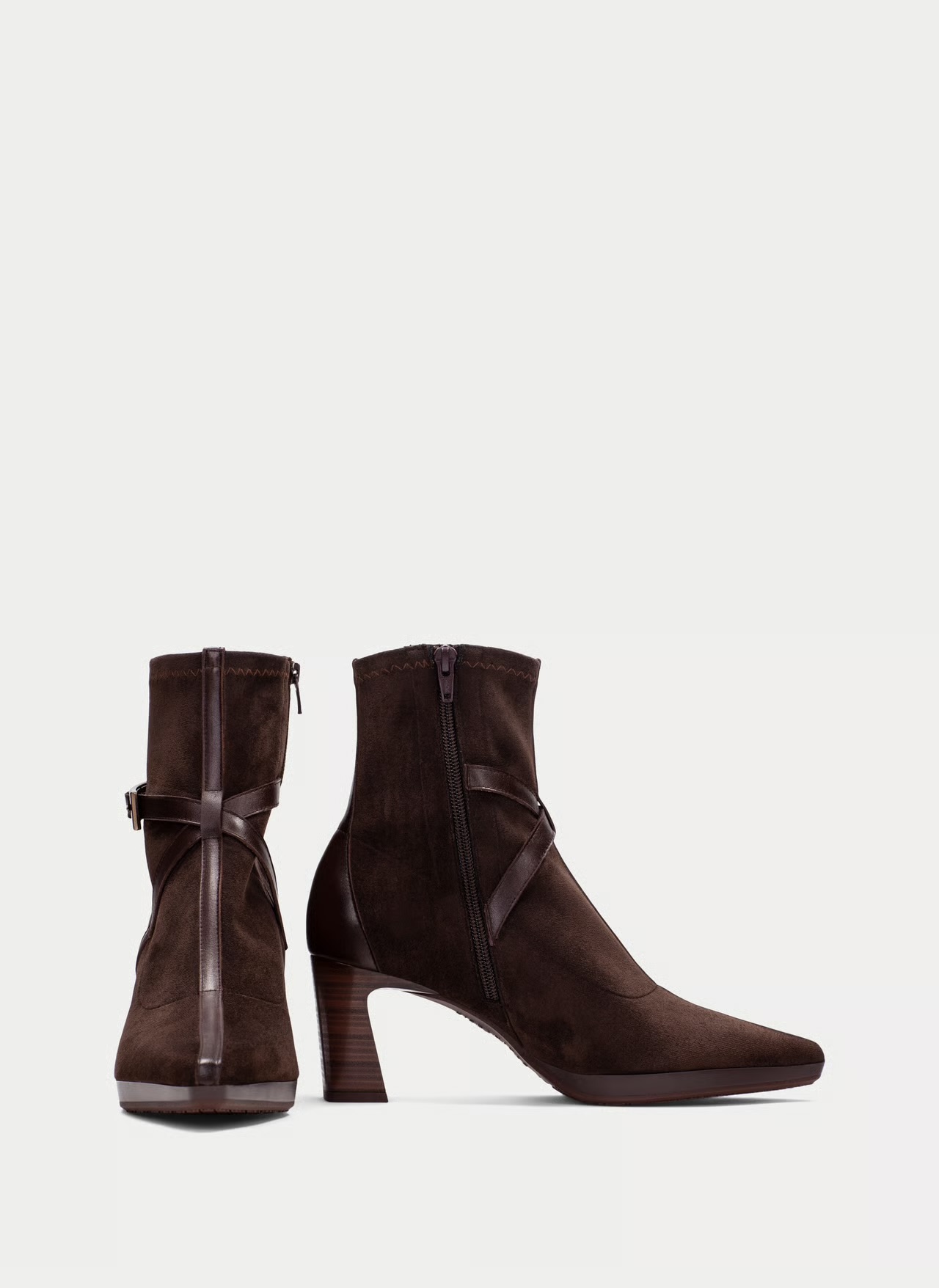 Botim Hispanitas HI265087 Brown Botas de salto médio em camurça castanha com detalhes em pele e fecho lateral