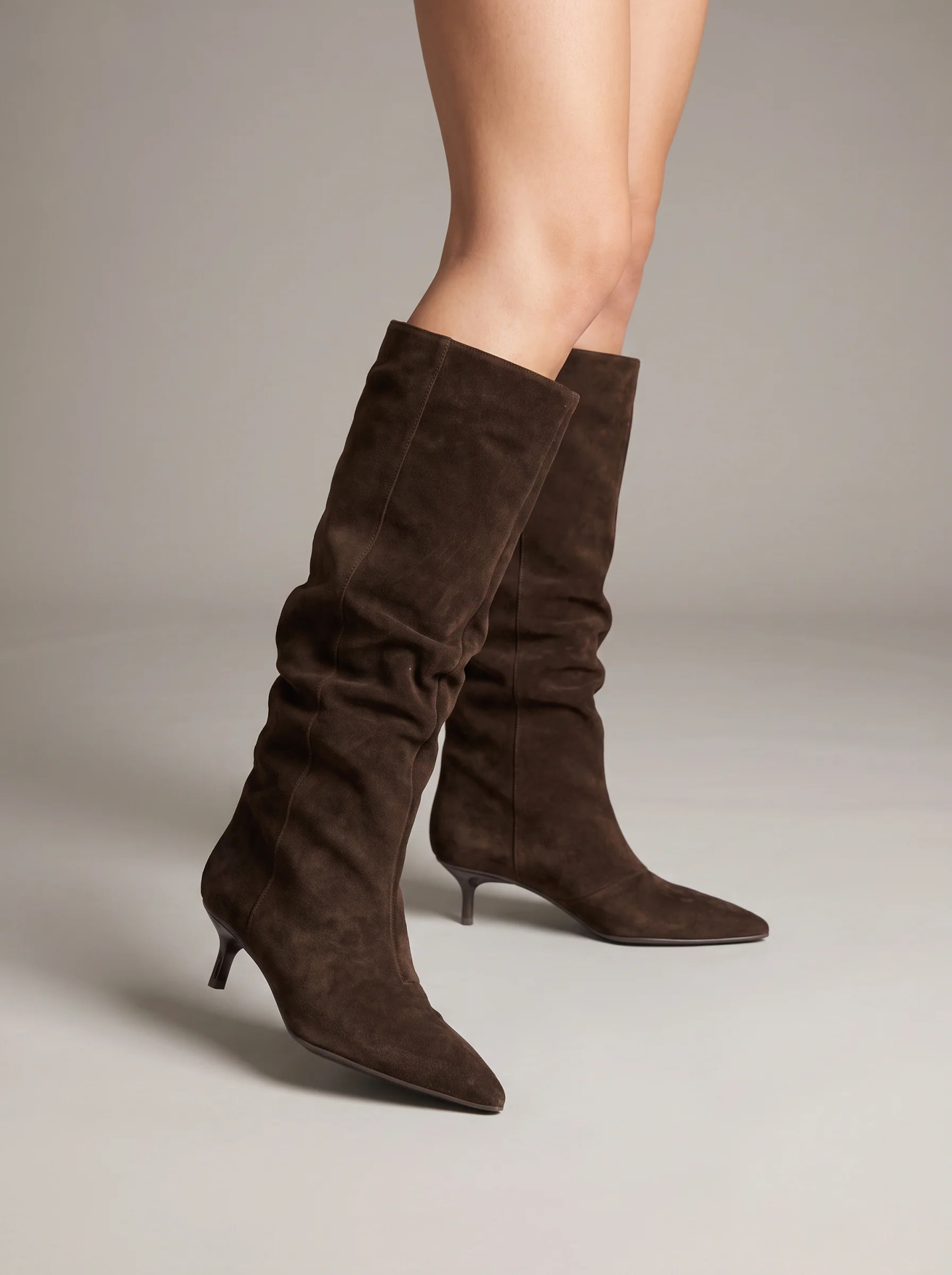 Bota Cano Alto ABF-97 V617-05-1 Coffe Suede Botas femininas castanhas de camurça com salto fino