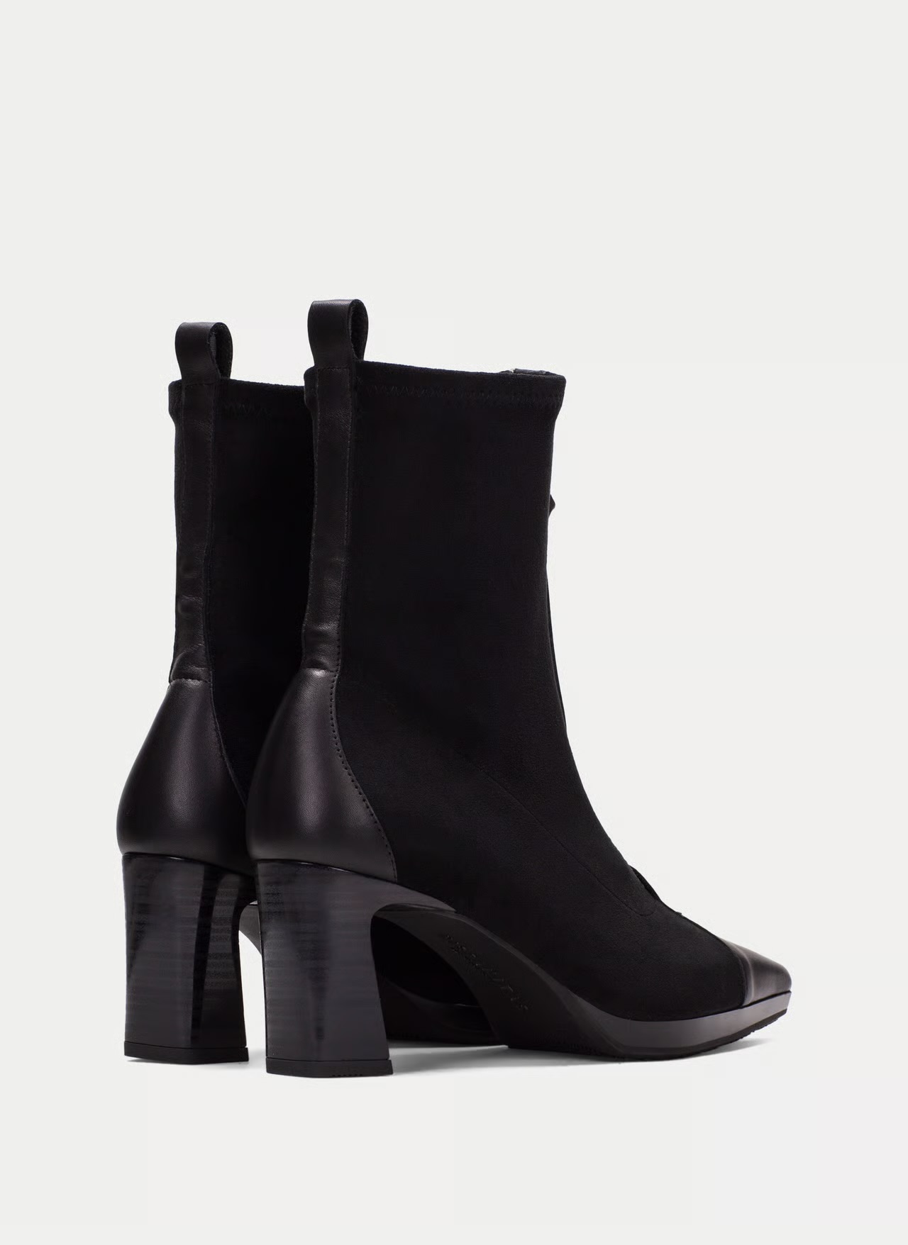 Botim Hispanitas HI265085 Black Botas pretas femininas com tacões grossos e altos em tecido e couro