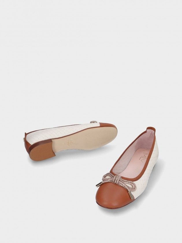 Sabrina MLV ROSA.11 Camel Sapatilhas femininas castanhas e brancas com laço decorativo sobre fundo branco