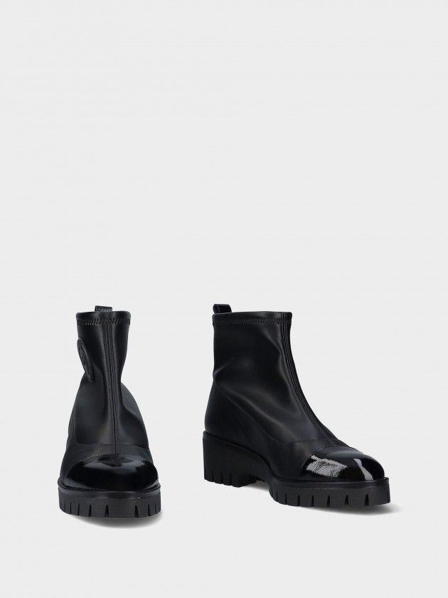 Botim MLV Mónica.08 Black Botins pretos com biqueira brilhante e sola tratorada