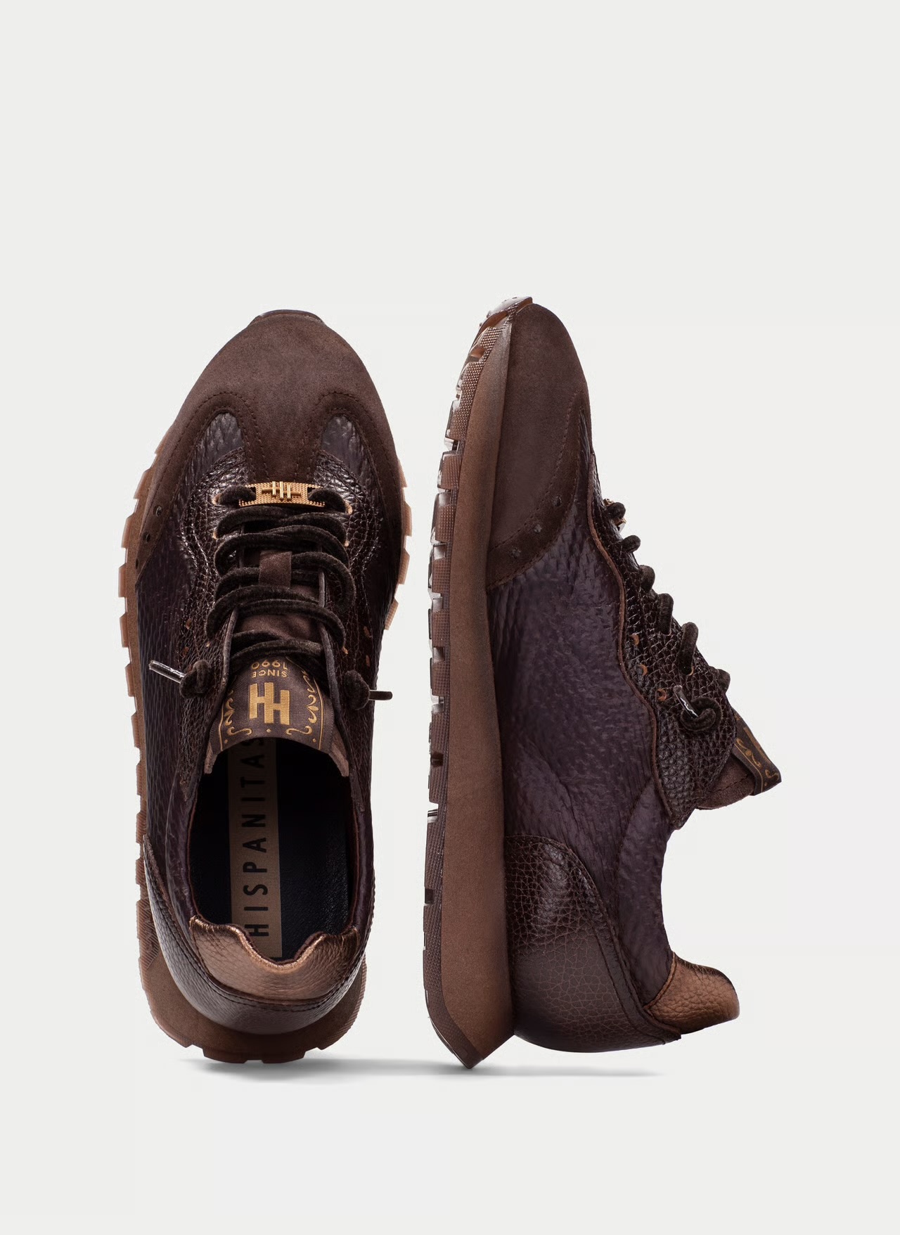 Sapatilha Hispanitas Velour-I26 Castanho Sapatilhas castanhas de couro e camurça com sola castanha e etiqueta HH