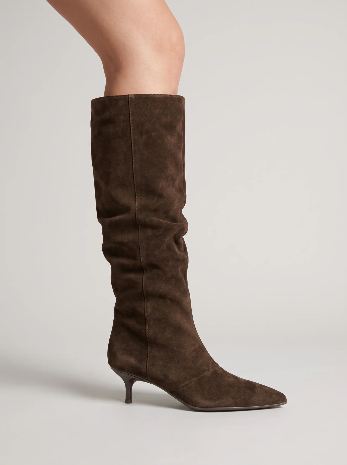 Bota Cano Alto ABF-97 V617-05-1 Coffe Suede Bota feminina castanha em camurça com salto baixo fino