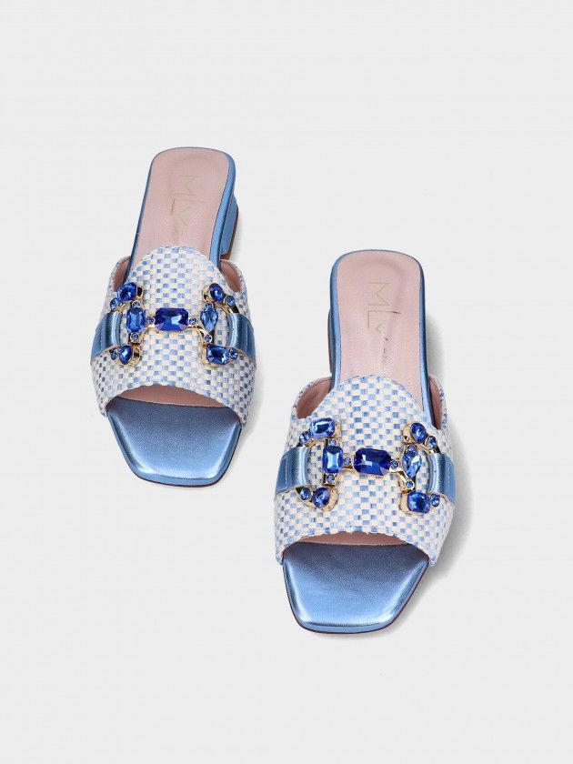 Chinelo MLV Carol.18 Blue Sandálias abertas azuis e brancas com pedras decorativas.