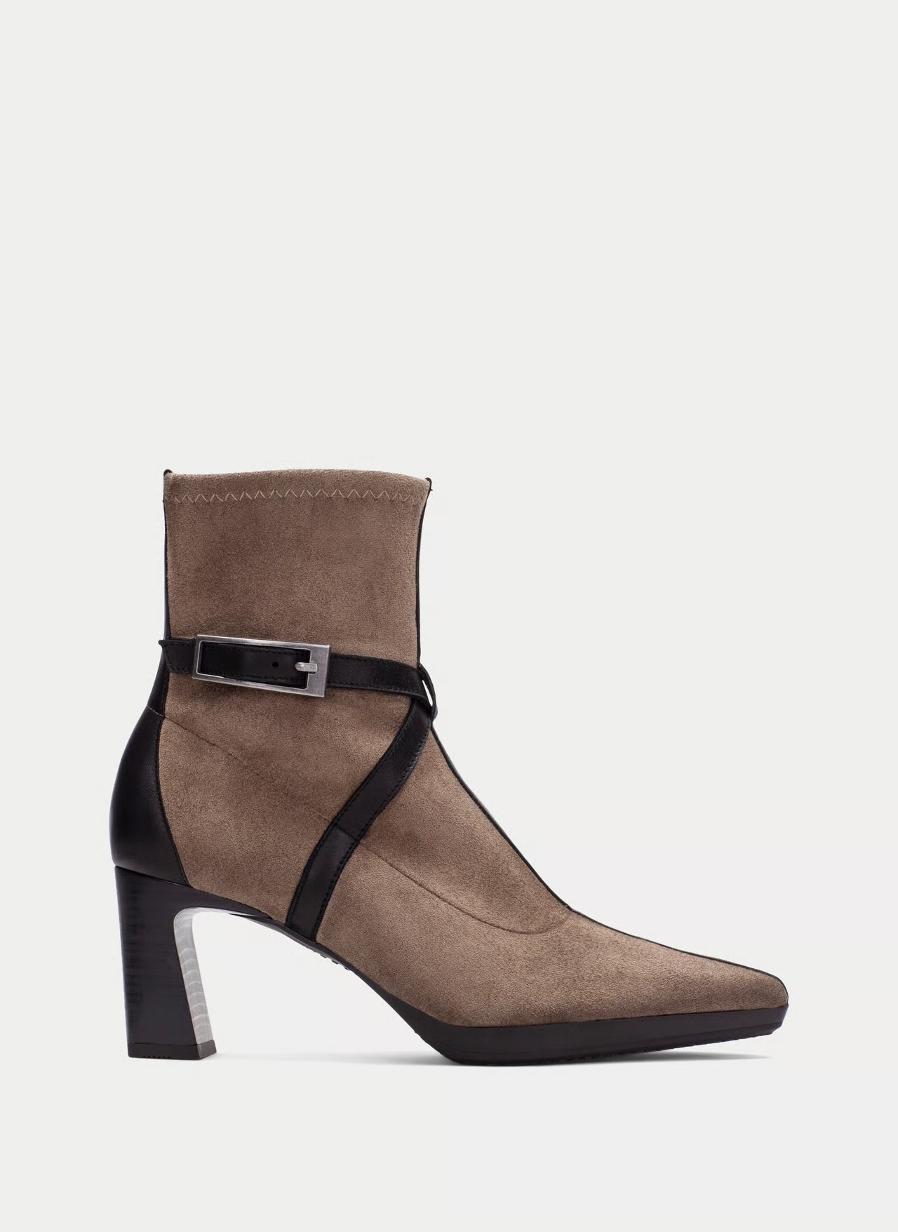 Botim Hispanitas BHI265087 Taupe Bota castanha e preta de salto alto com fivela prateada