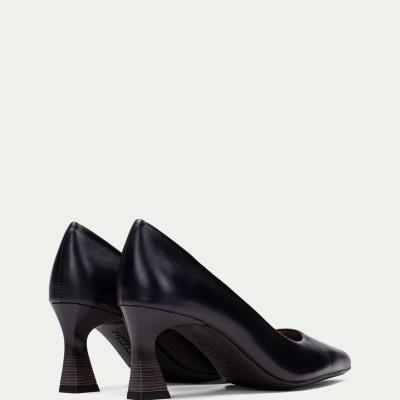 sapatos de salto médio pretos em pele sobre fundo branco