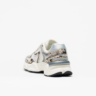 tênis desportivo com padrão de pele de cobra em tons bege, preto e cinza