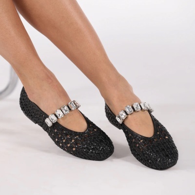 Sapatos Mary Jane pretos com pedras decorativas