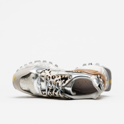 Ténis feminino em tecido prateado com padrão animal print e sola branca