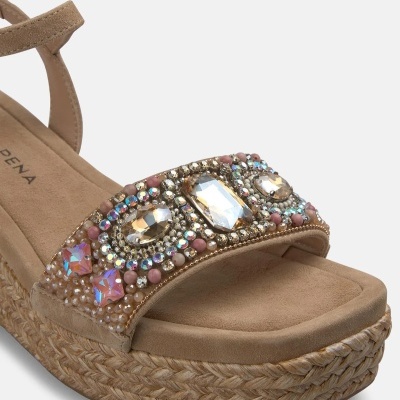 Sandália plataforma bege com decoração de pedras e sisal na sola