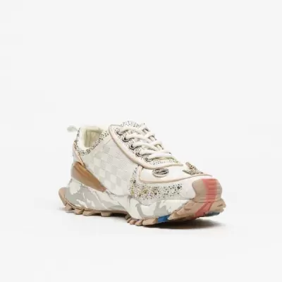 Tênis feminino branco com detalhes em glitter dourado e sola colorida.