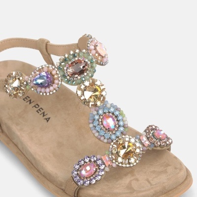 Sandália bege com pedras coloridas aplicadas e sola em camurça marca EN PENA