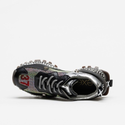 Ténis desportivo prateado e preto com brilhantes e tachinhas