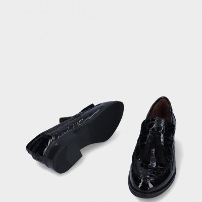 Sapatos pretos estilo mocassim com tassel e padrão imitando pele de crocodilo