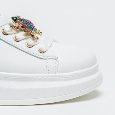 Sapatilha branca com decoração de rã colorida e sola espessa.