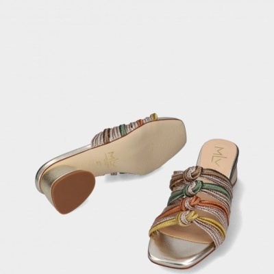 Sandálias com tiras coloridas e salto baixo metálico