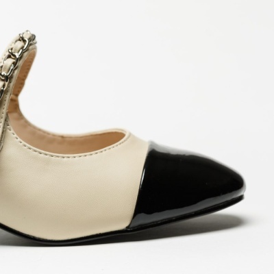Sapato slingback bicolor bege com biqueira preta e corrente metálica