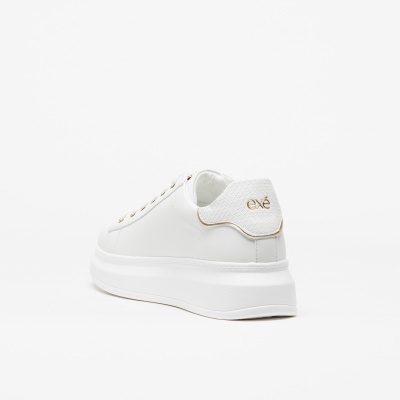 Tênis branco com sola grossa e logo exé dourado na parte traseira