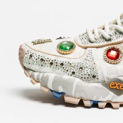 Ténis branco com pedras brilhantes e joias coloridas na parte superior