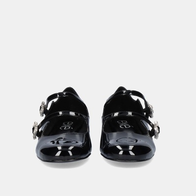 Sapatos pretos femininos de verniz com tiras e fivelas