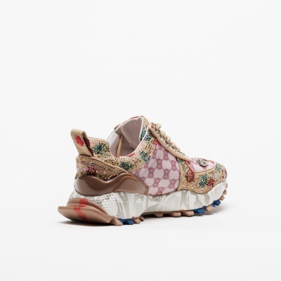 Ténis rosa com padrão e cristais coloridos