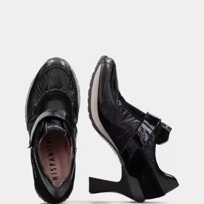 Sapatos femininos pretos com salto alto e detalhe em velcro