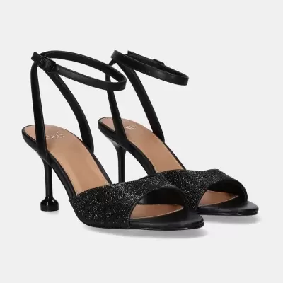 Sandálias pretas de salto alto com tira brilhante e fivela no tornozelo