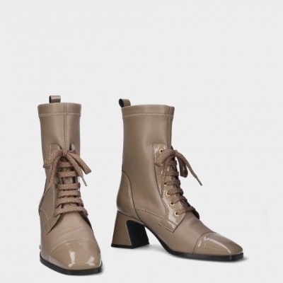 Botas femininas castanho claro com salto médio e atacadores