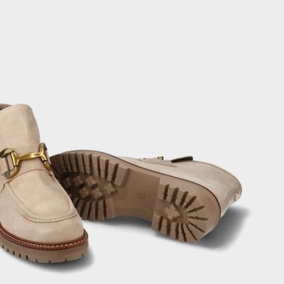 Par de mocassins bege de camurça com sola grossa e detalhe metálico dourado