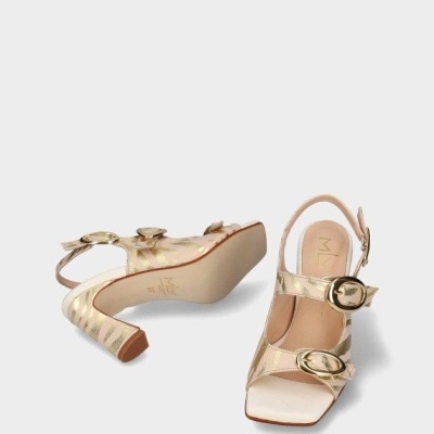 Sandálias de salto alto douradas e bege com fivelas grandes