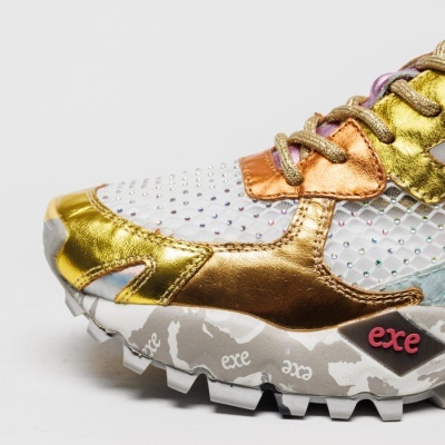Sapatilha desportiva metálica com cristais e sola estampada exe