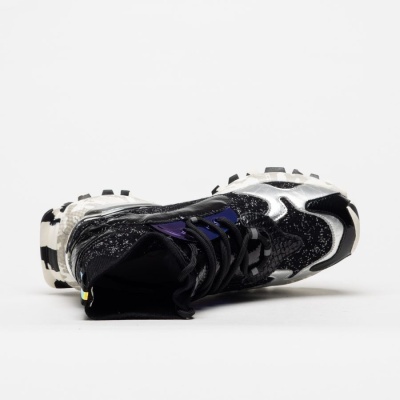 Ténis desportivo preto, branco e prateado com detalhes azuis e sola robusta