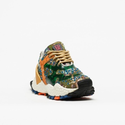 Sapatilha desportiva camuflada com atacadores castanhos claros e sola colorida