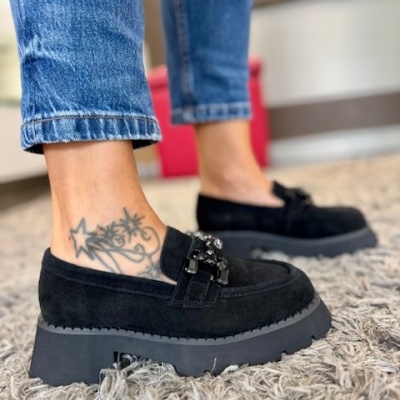 Sapatos rasos pretos com sola grossa e pedras brilhantes