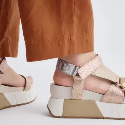 Sandálias plataforma com tiras em padrão pele de cobra rosa metálico, bege e prateado