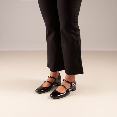 Sapatos pretos em verniz com três tiras e fivelas prateadas