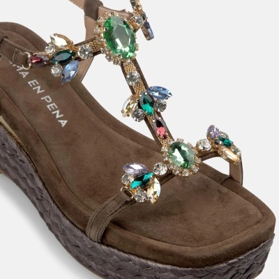 Sandália de cunha castanha com pedras coloridas